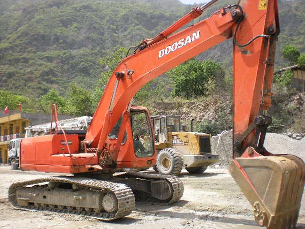 斗山挖掘機(jī).jpg